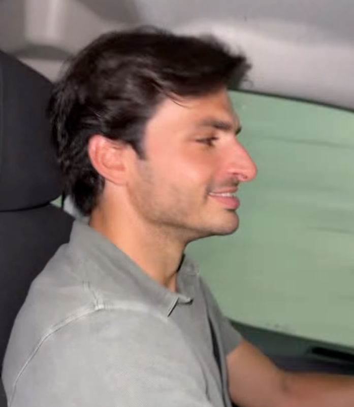 Carlos Sainz am Lenkrad des Mietwagens