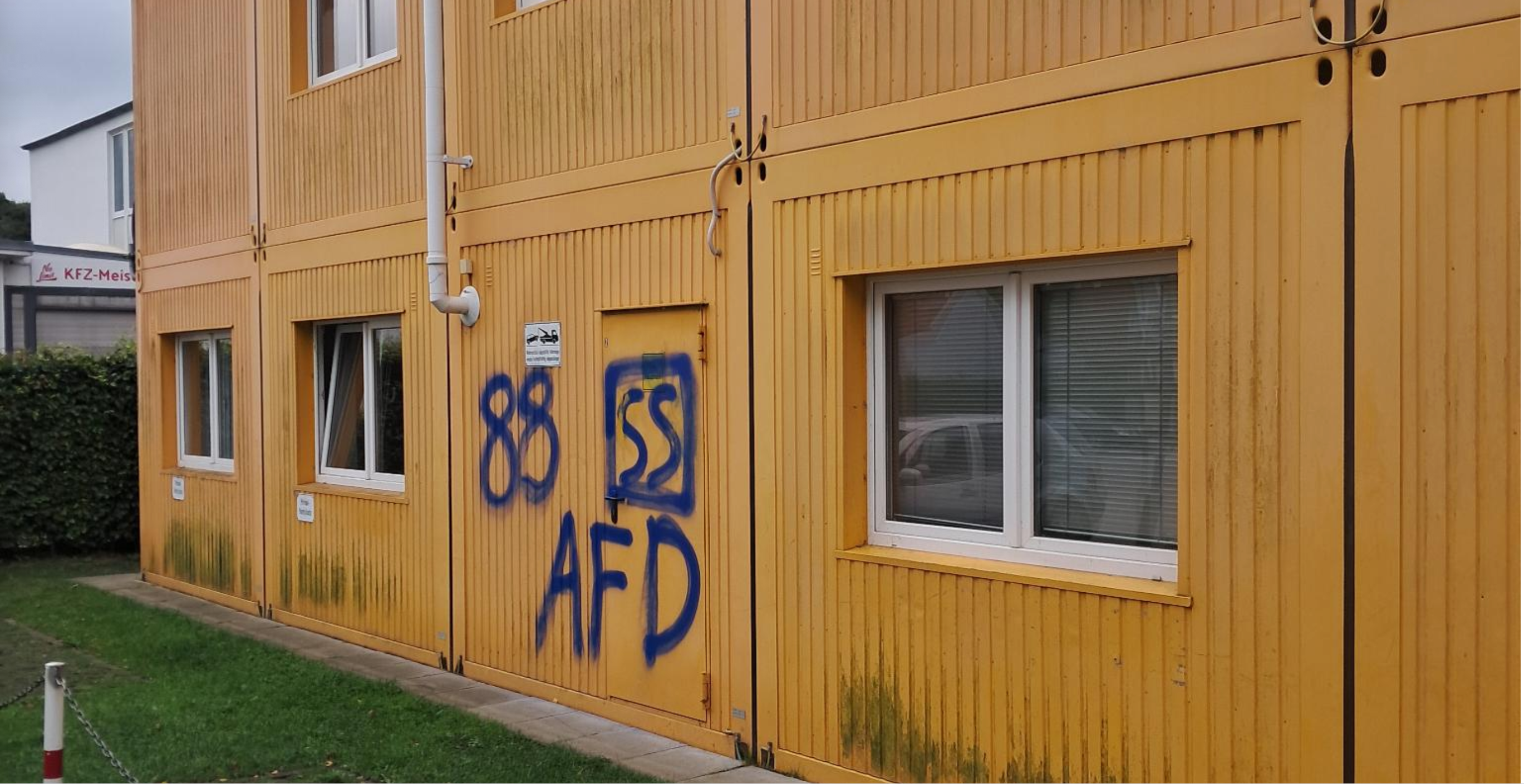 An gelben Containern stehen die Nazi-Symbole „SS“ und „88“ sowie das Kürzel „AfD“