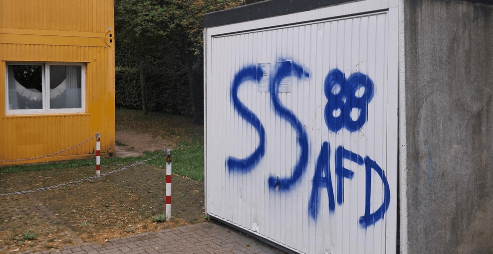 Rechtsextreme Schmierereien an einem weißen Garagen-Tor.