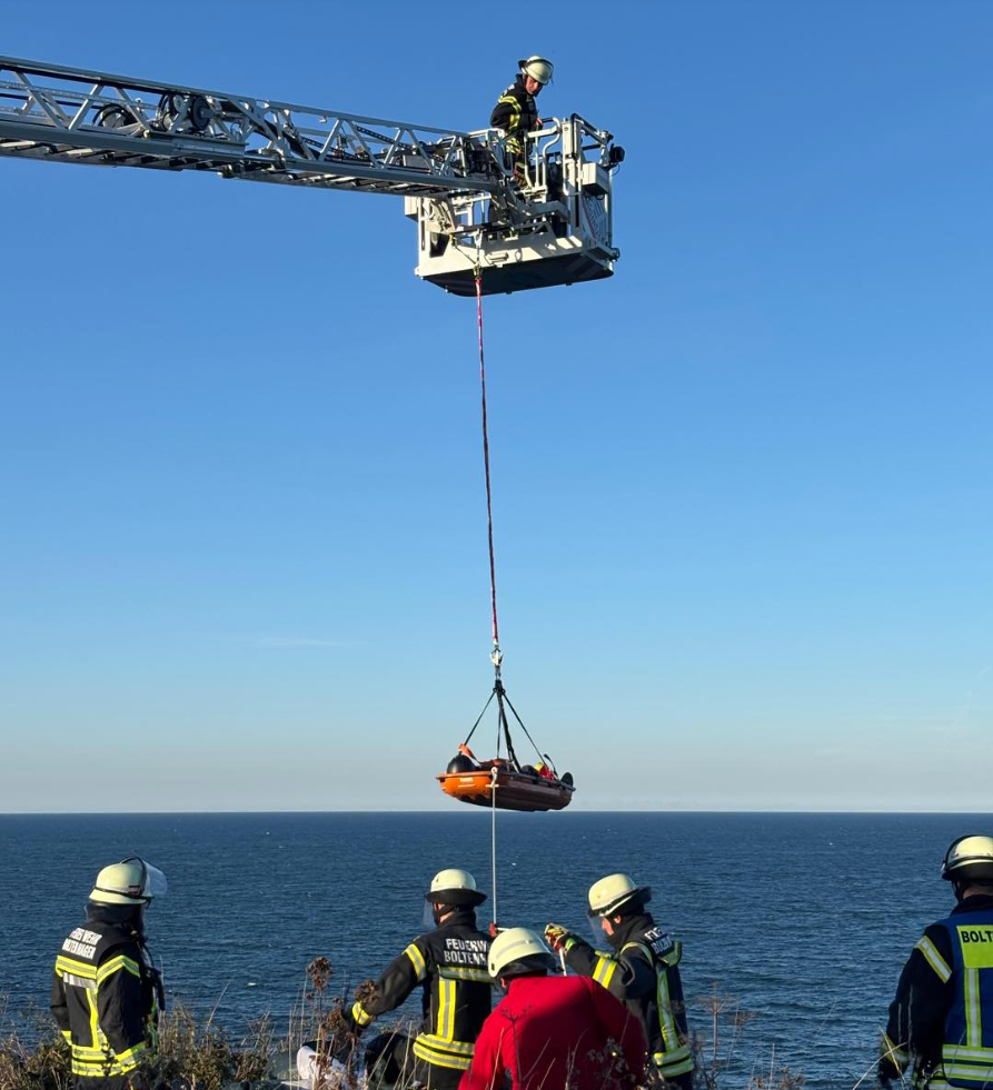 Der Gleitschirmflieger wurde mit einer Schleifkorbtrage aus seiner misslichen Lage befreit.