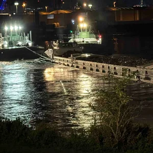 Die „Belleza“ wird in tieferes Wasser gezogen.