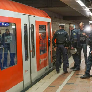 Schwarzfahrer wird aggressiv ud tritt nach Bundespolizistin – er kam in die Zelle