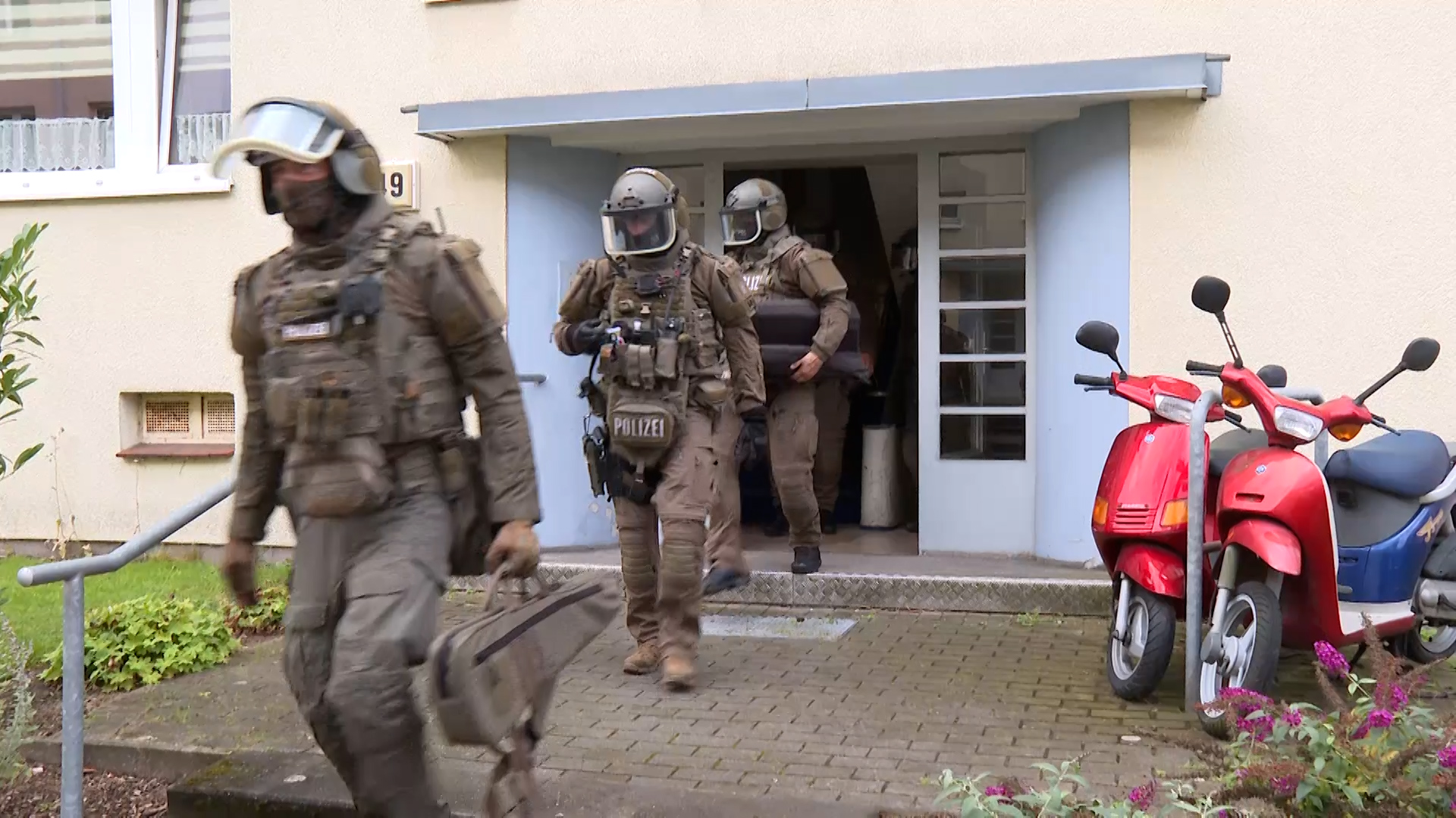 Das SEK kommt aus einem Haus raus