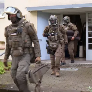 Das SEK kommt aus einem Haus raus