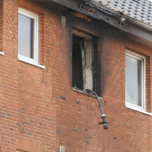 Brandspuren an dem Wohnhaus in Neumünster.