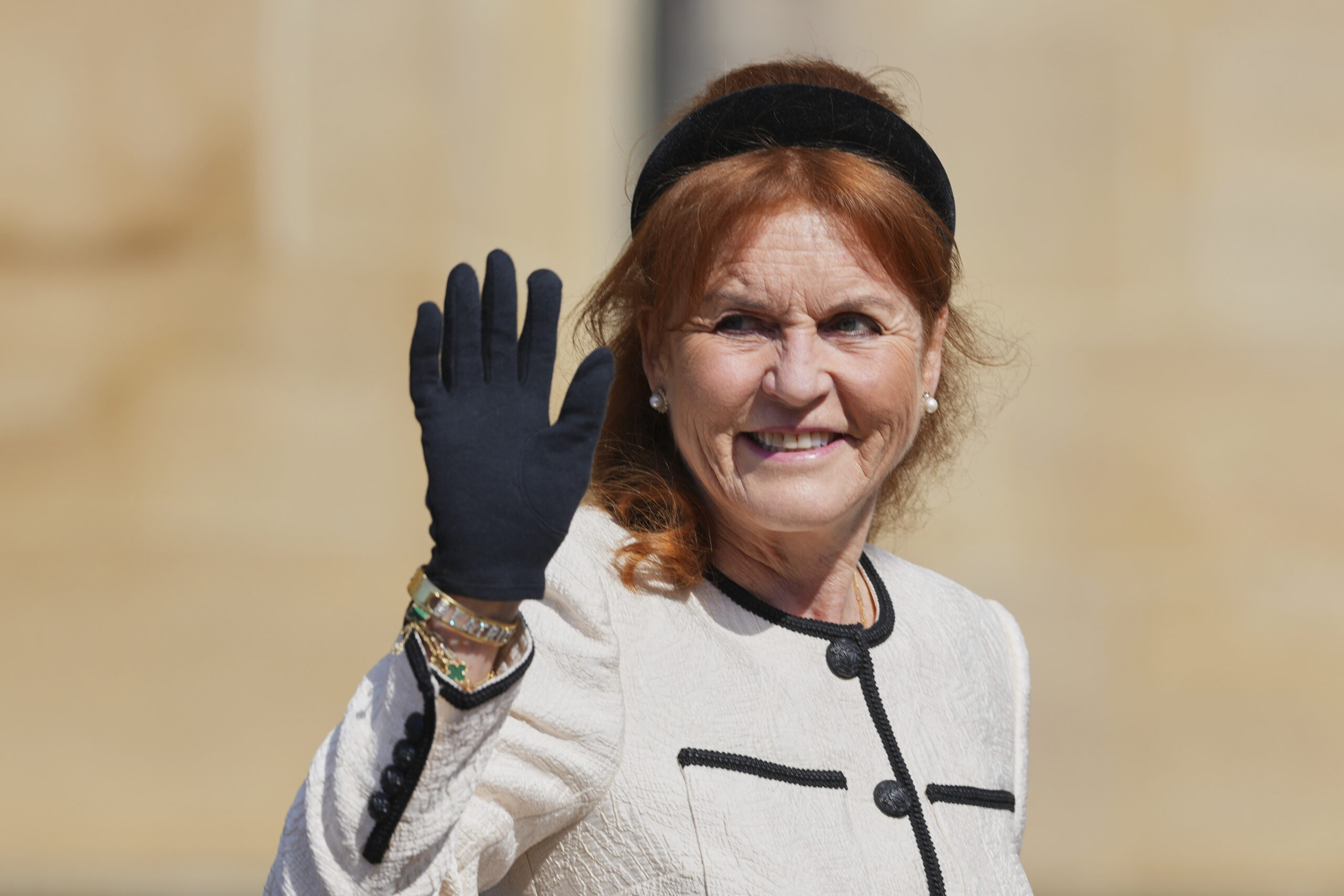 Sarah Ferguson winkt der Menge zu, als sie zum Ostermatine-Gottesdienst in der St. George's Chapel auf Schloss Windsor eintrifft.