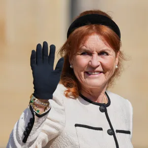Sarah Ferguson winkt der Menge zu, als sie zum Ostermatine-Gottesdienst in der St. George's Chapel auf Schloss Windsor eintrifft.