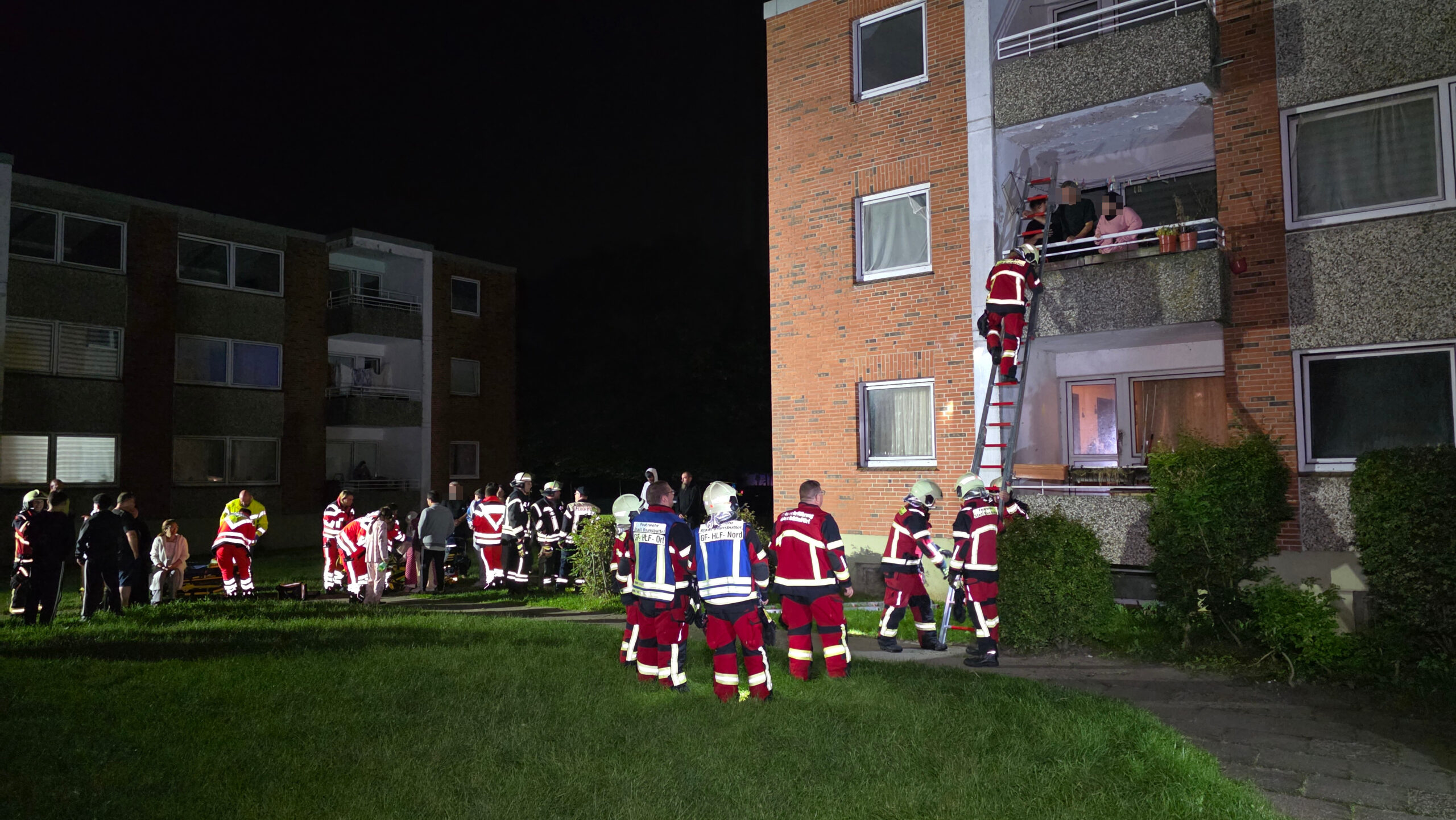 Ein Teil der Bewohner musste über die Balkone gerettet werden.