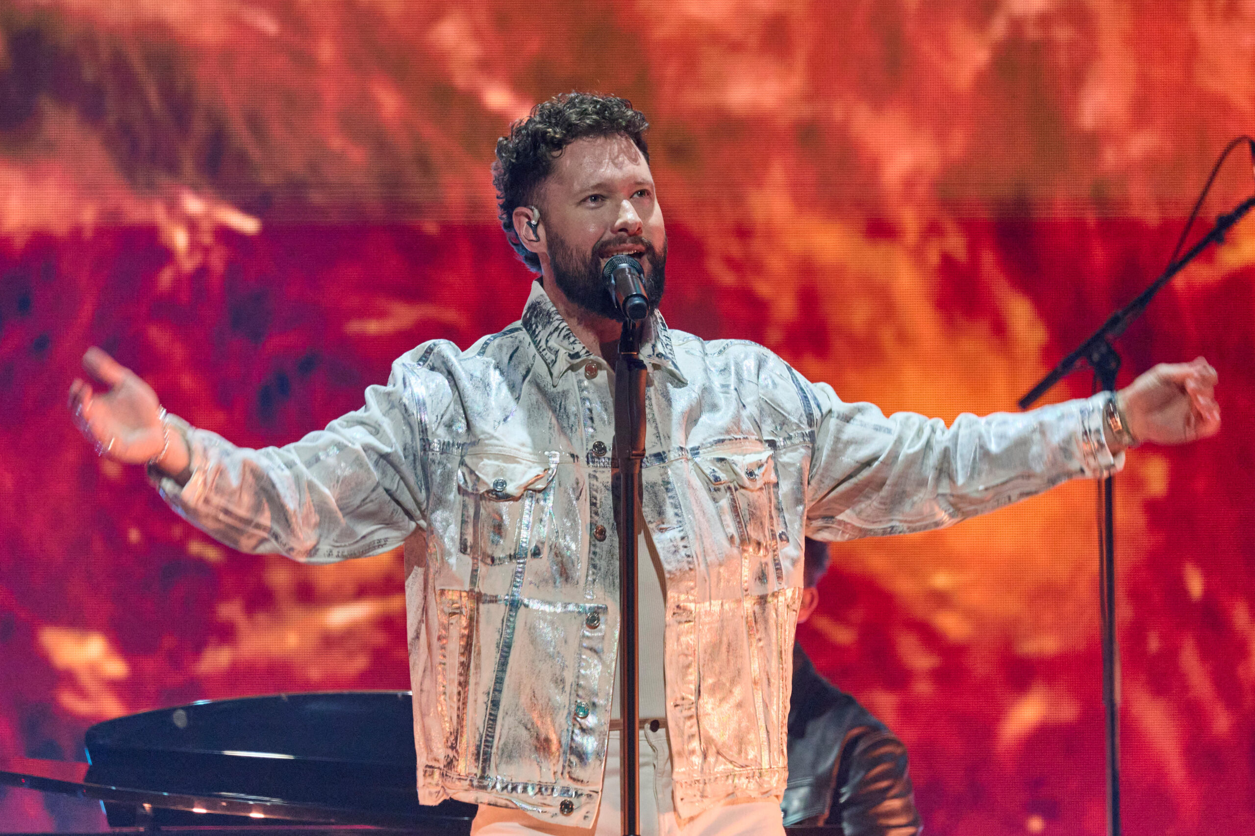 Der britische Singer/Songwriter Calum Scott singt bei der Eröffnungs-Gala des Reeperbahn-Festivals 2025.