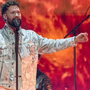 Der britische Singer/Songwriter Calum Scott singt bei der Eröffnungs-Gala des Reeperbahn-Festivals 2025.