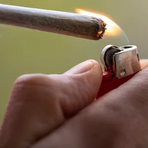 Mann raucht Cannabis (Symbolbild).