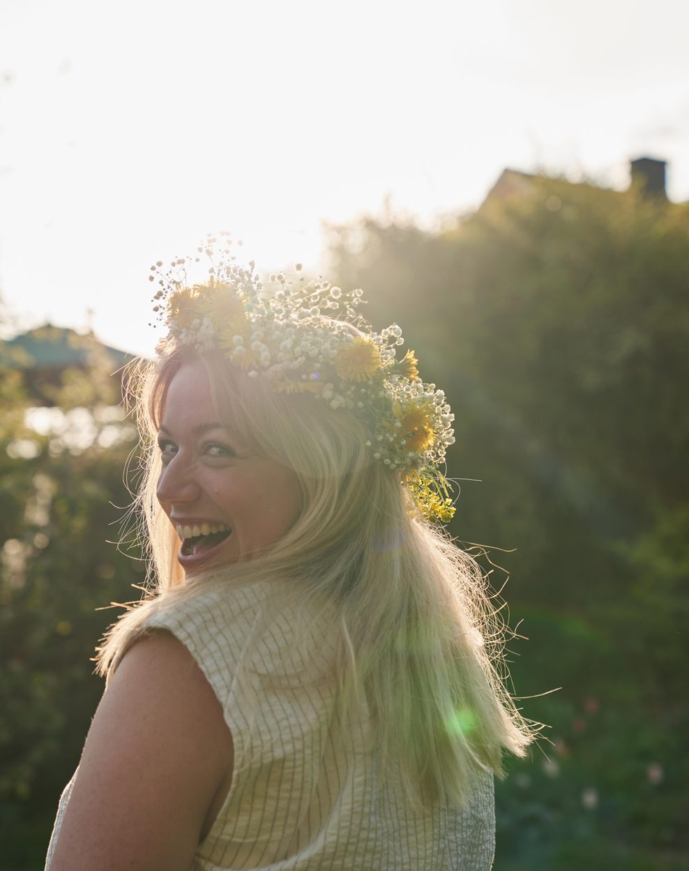 Mit bester Laune und Midsommar-Kranz: Für ihr Kochbuch reiste Zora Klipp noch mal nach Schweden.