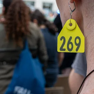 Teilnehmerin einer Tierschutz-Demo mit einer „269“-Ohrmarke als Schmuck.