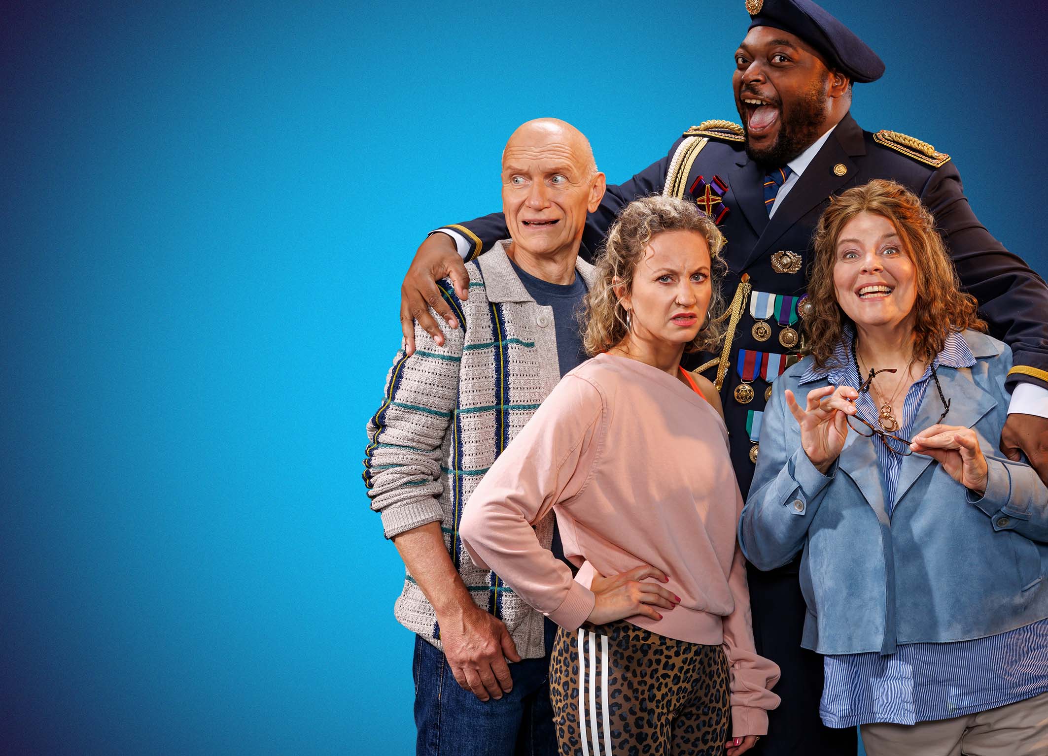 Wohambe (Hans-Jürgen Helsig) hat seine Patenfamilie (Robin Brosch, Elena Zvirbulis und Carolin Spieß, v.l.) gleich ins Herz geschlossen.