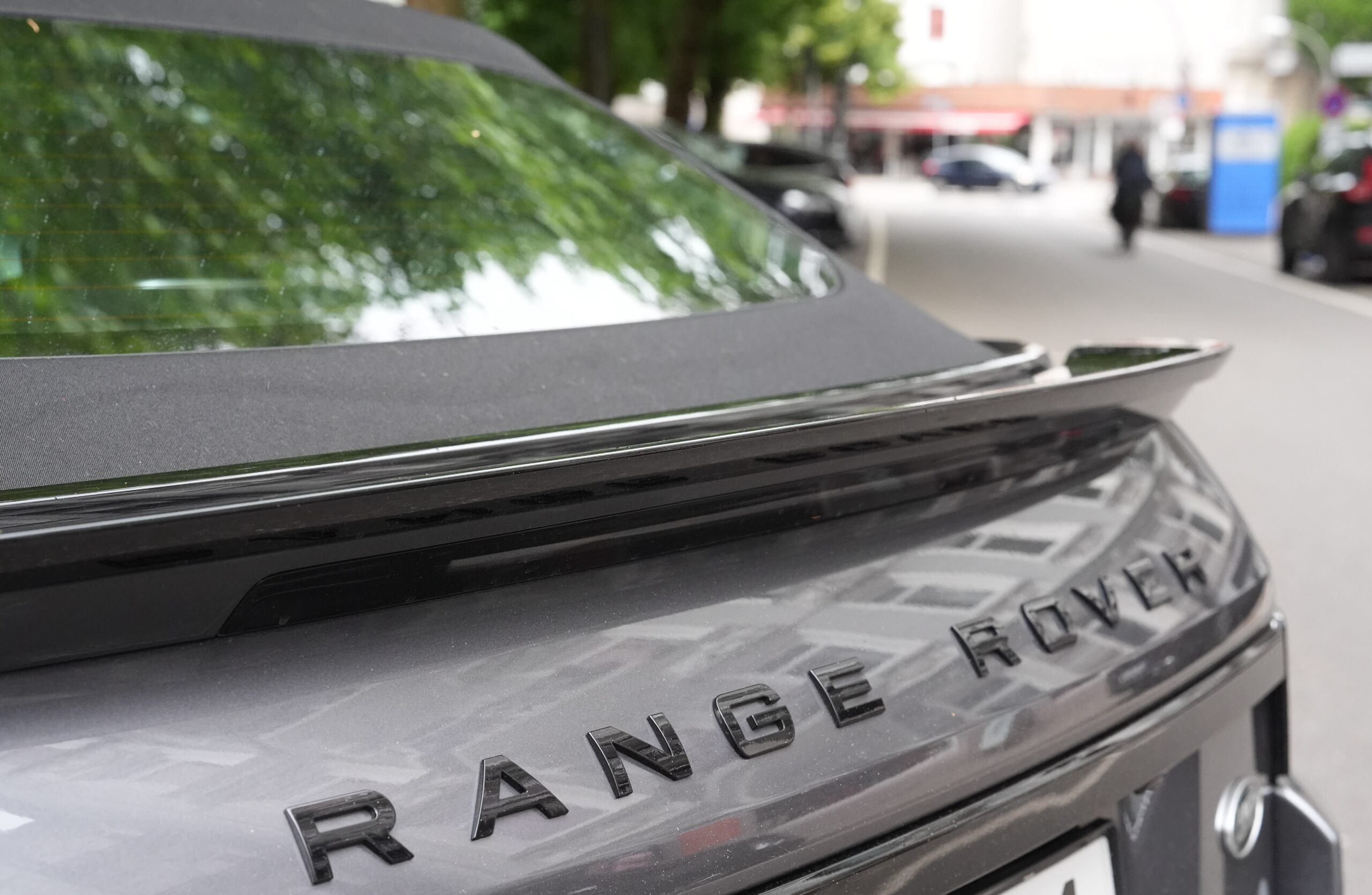 Ein Range Rover von Land Rover parkt an einer Straße im Stadtteil Harvestehude. Der Diebstahl von Luxusautos ist gut organisiert. Hamburg steht als Hauptstadt der Millionäre im Fokus der Banden.
