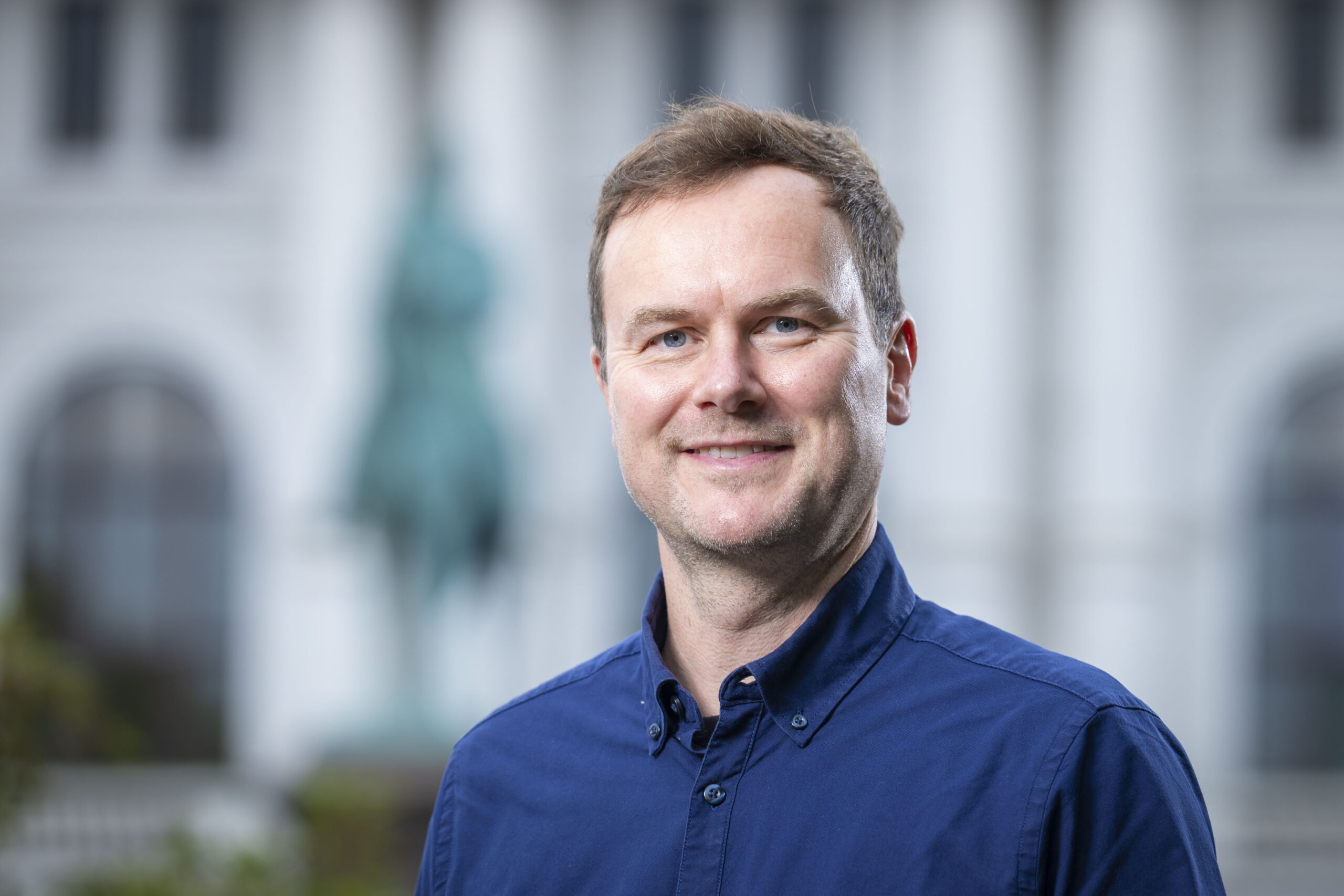 Lächelnder Mann in blauem Hemd