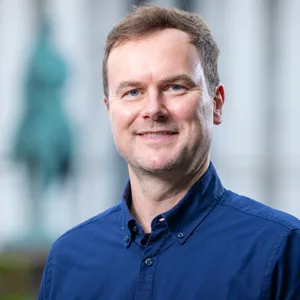 Lächelnder Mann in blauem Hemd