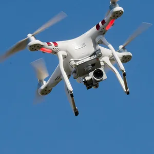 Eine Drohne und ein Flugzeug. (Symbolbild)