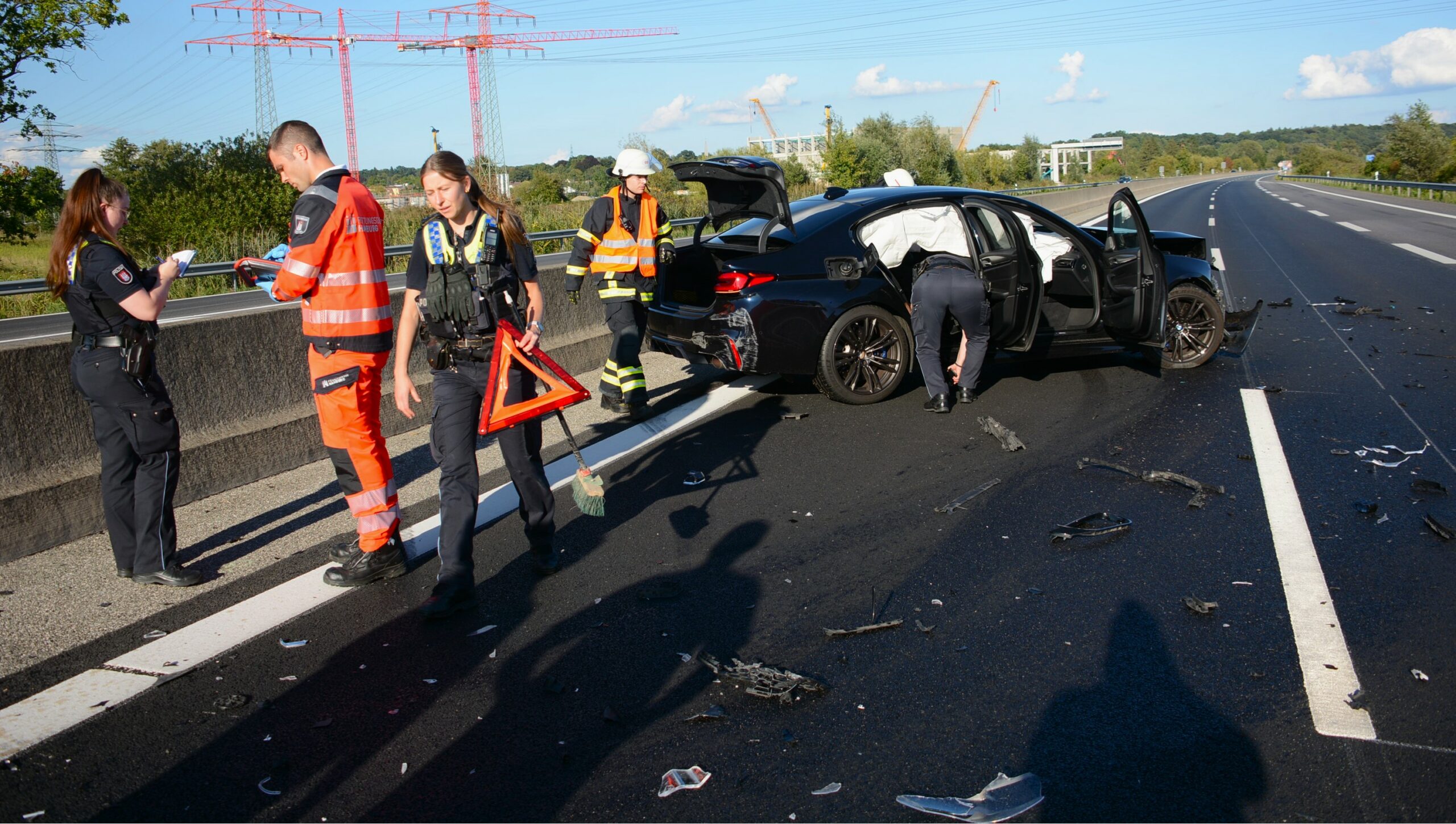 Eigentlich wollte der Fahrer des leistungsstarken BMW M5 auf die Autobahn – landete aber in der Mittelleitplanke.