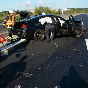 Eigentlich wollte der Fahrer des leistungsstarken BMW M5 auf die Autobahn – landete aber in der Mittelleitplanke.