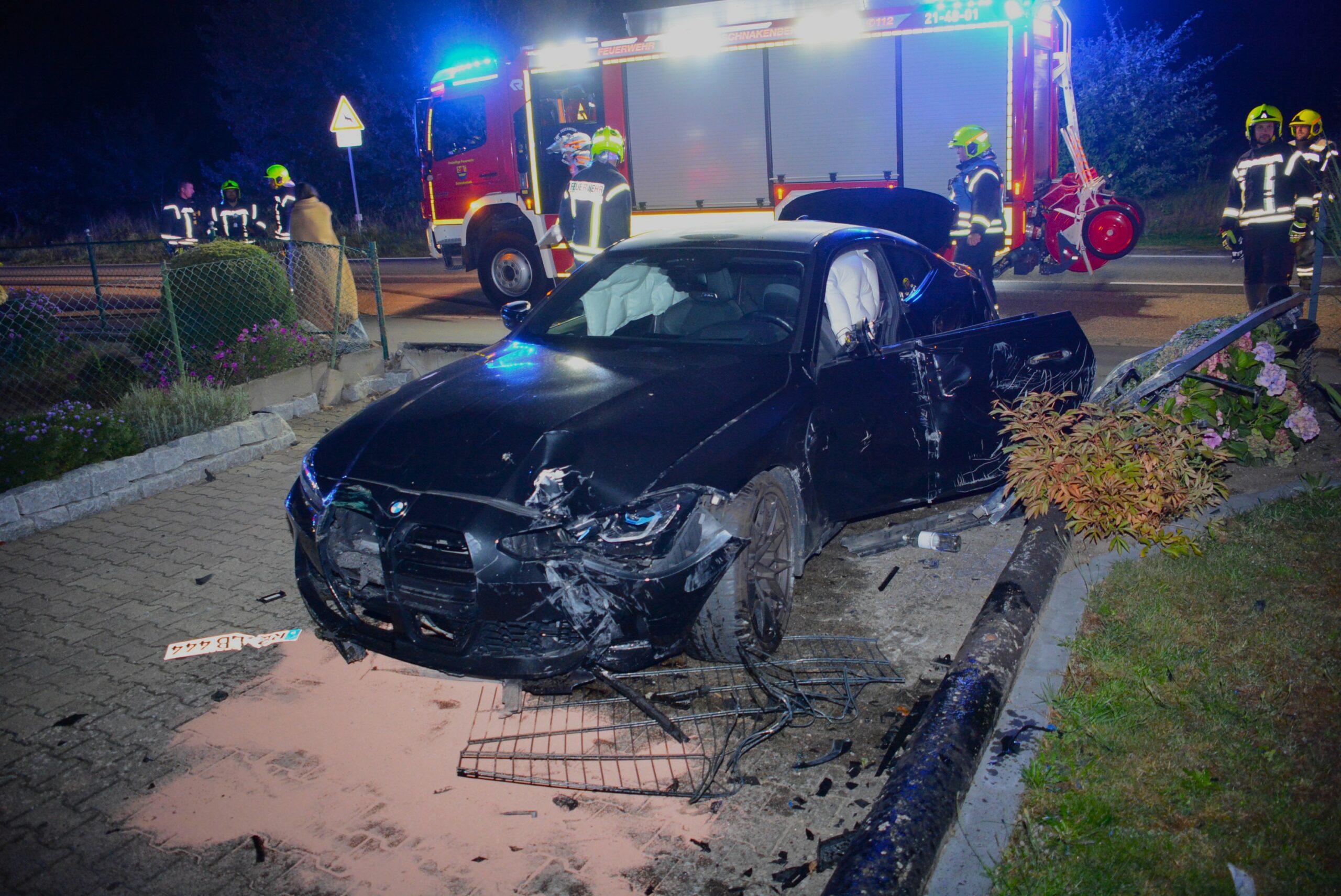 BMW rast durch Ortschaft bei Hamburg und verunglückt – drei Verletzte