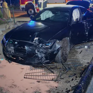 BMW rast durch Ortschaft bei Hamburg und verunglückt – drei Verletzte