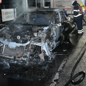 auto brennt in Billbrook an Lagerhalle – Feuerwehr verhindert übergreifen
