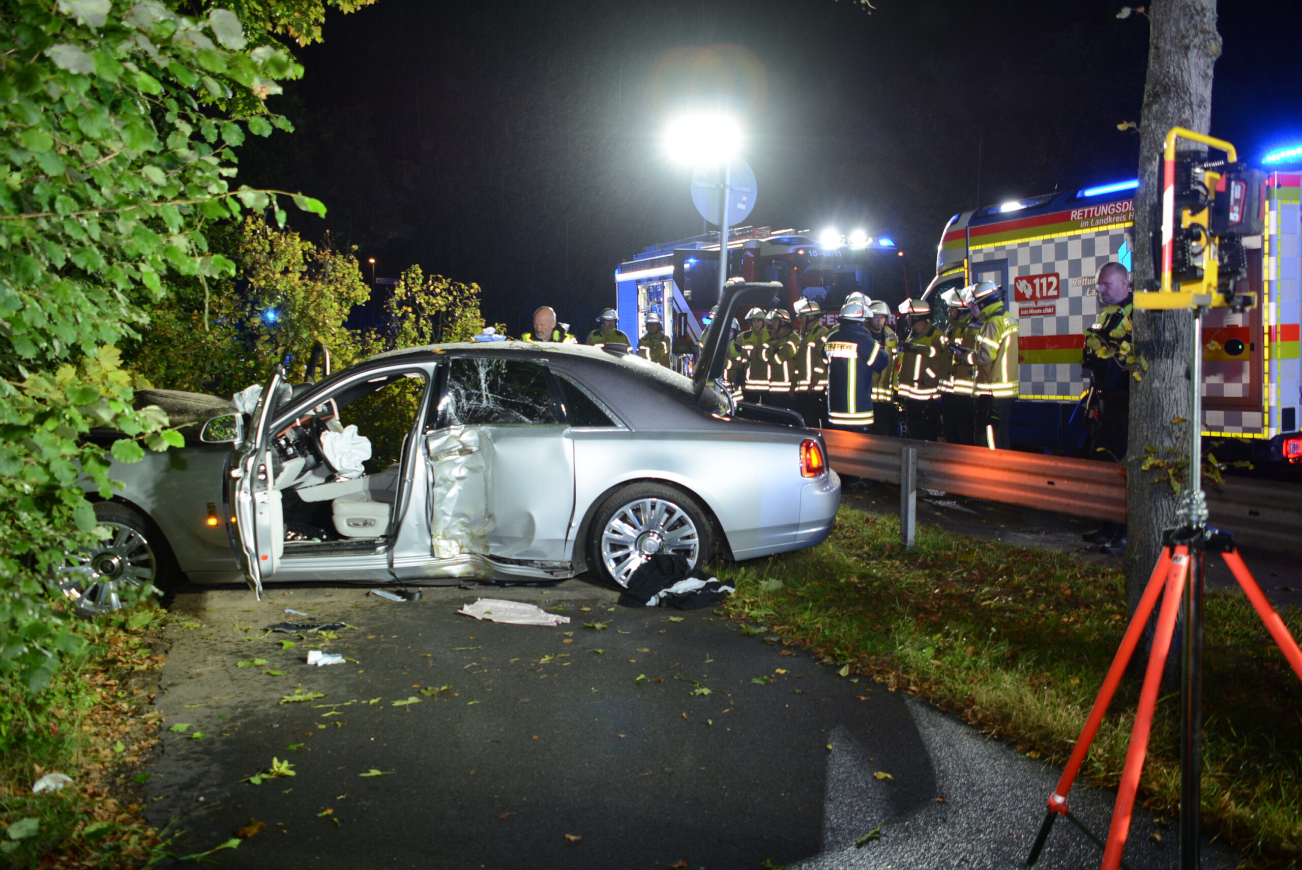 Rolls Royce verunglückt in Winsen (Luhe) – Fahrer lässt schwer verletzten Beifahrer zurück