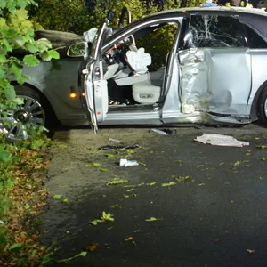 Rolls Royce verunglückt in Winsen (Luhe) – Fahrer lässt schwer verletzten Beifahrer zurück