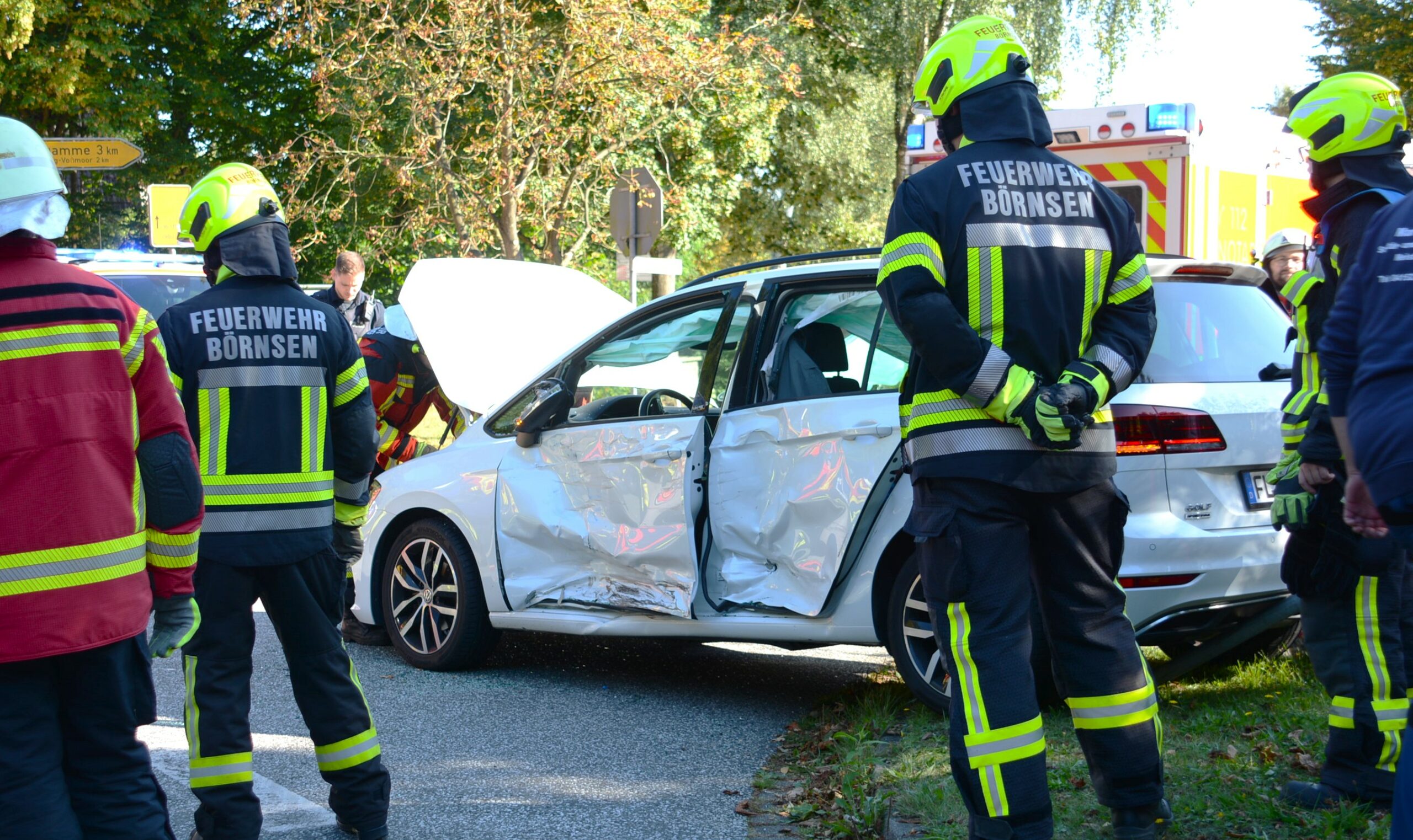 Feuerwehrkräfte stehen am Unfallort.
