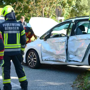 Feuerwehrkräfte stehen am Unfallort.