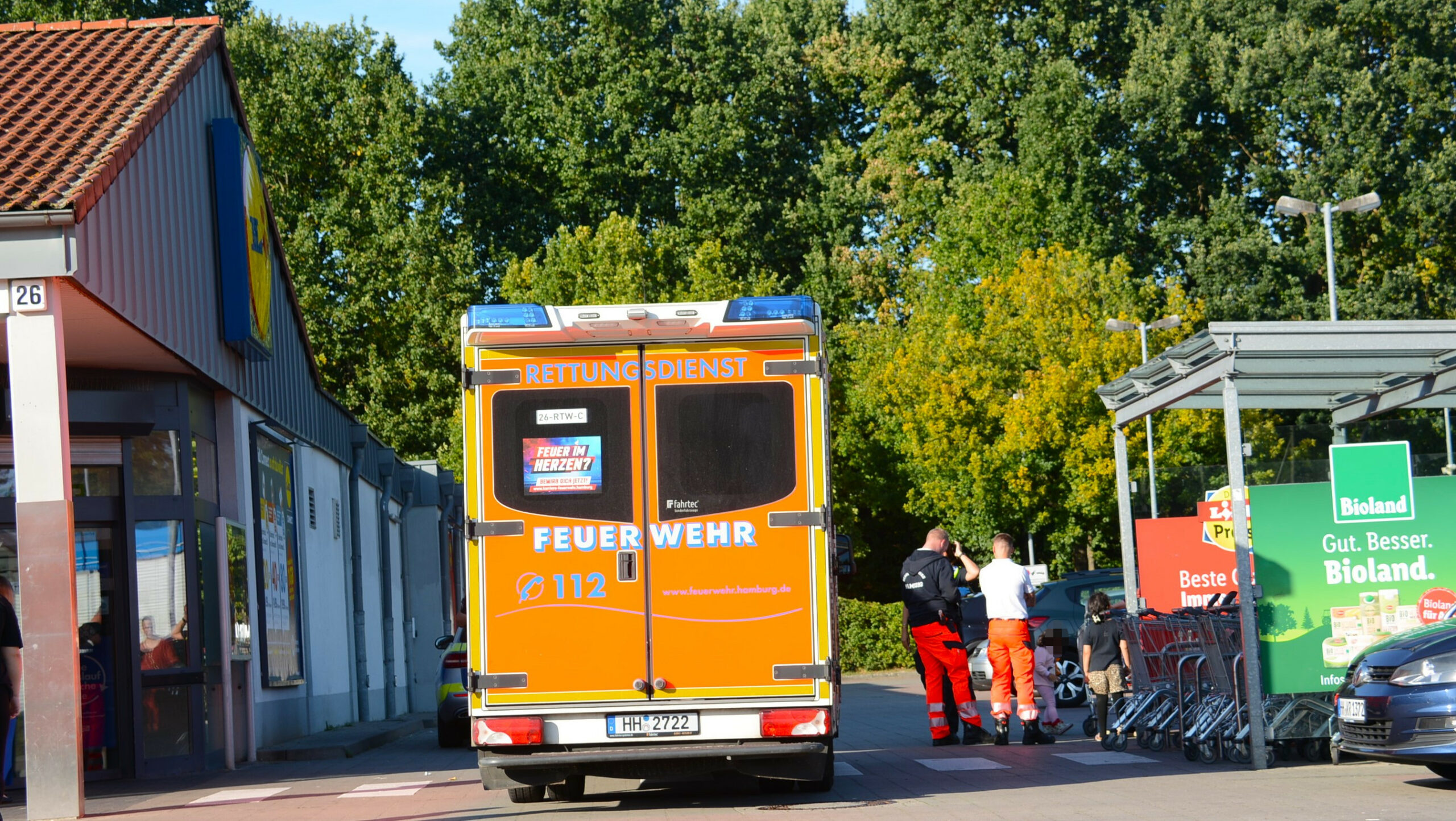 Rettungswagen auf Parkplatz
