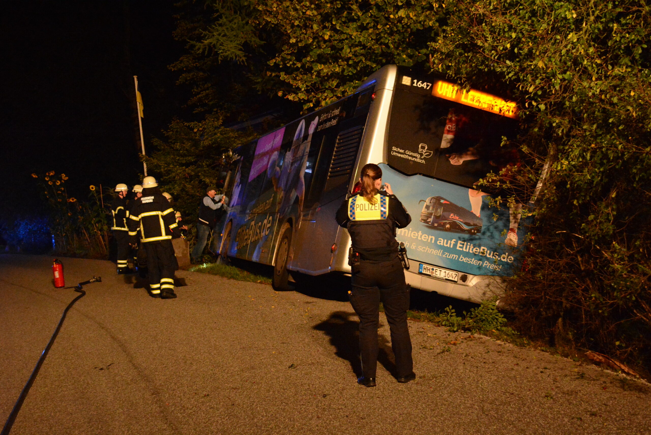 Eine Polizistin macht ein Foto des Linienbusses.