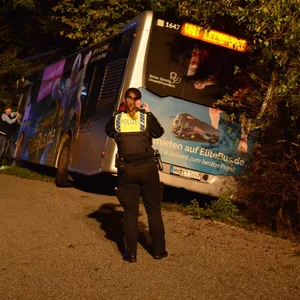 Eine Polizistin macht ein Foto des Linienbusses.