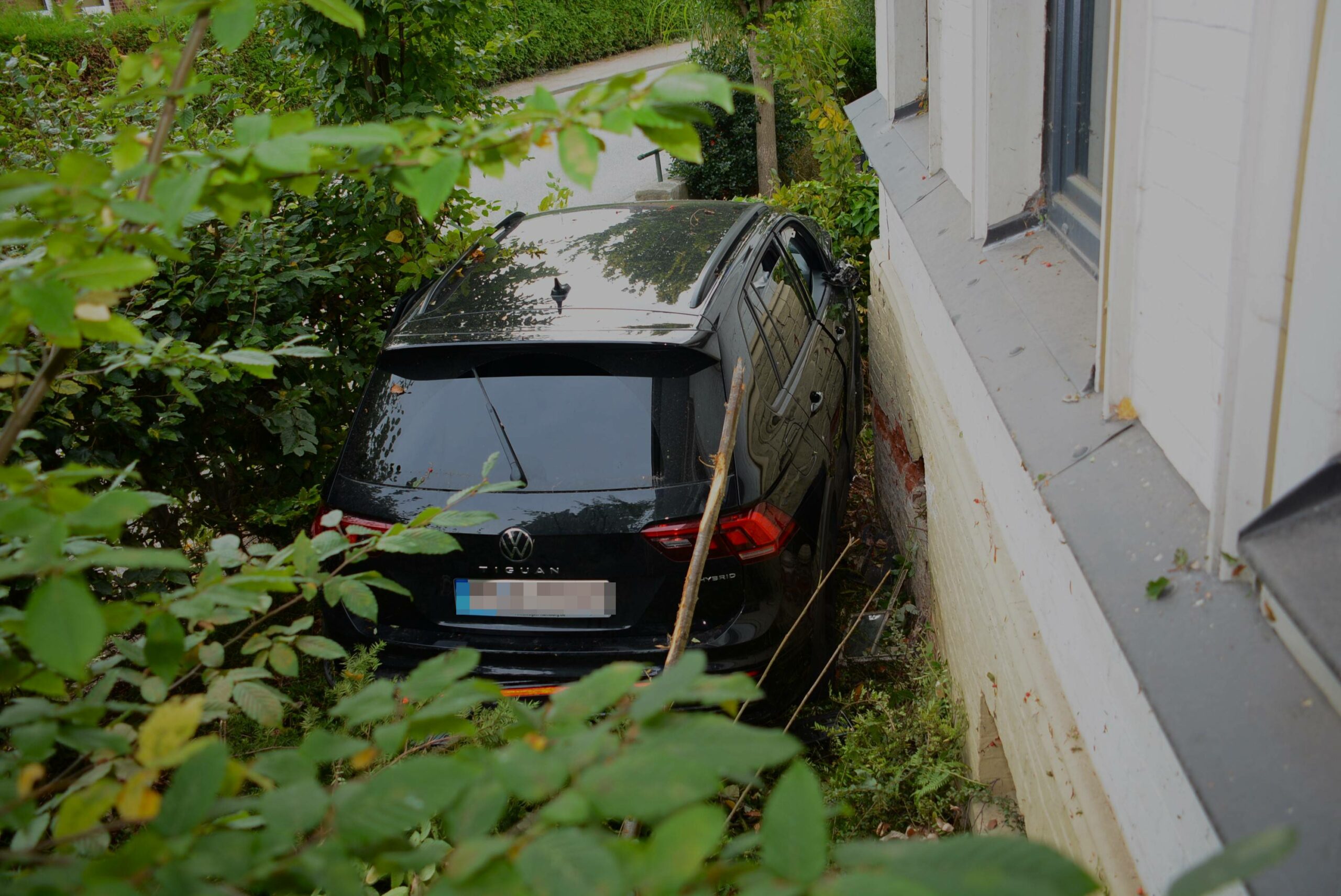 Der VW Tiguan kam direkt an der Fassade zum Stehen.