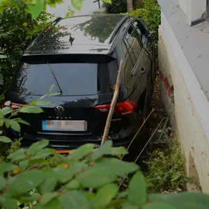 Der VW Tiguan kam direkt an der Fassade zum Stehen.