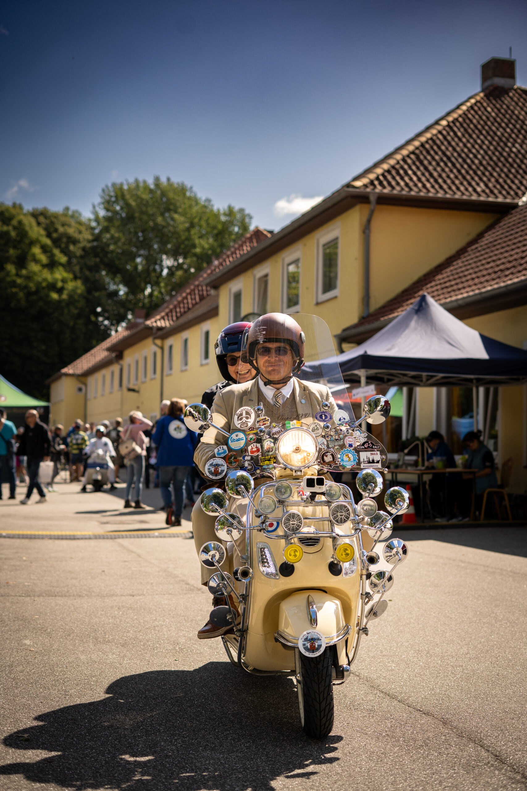 Reinhard Gustalik und samt Frau Sabine auf ihrer aufgestylten Vespa. Sie sind aus Österreich angereist.