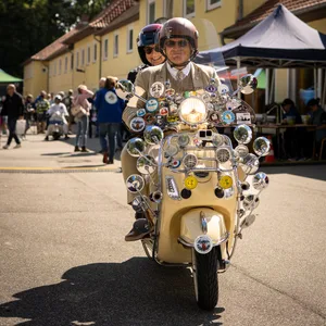 Reinhard Gustalik und samt Frau Sabine auf ihrer aufgestylten Vespa. Sie sind aus Österreich angereist.