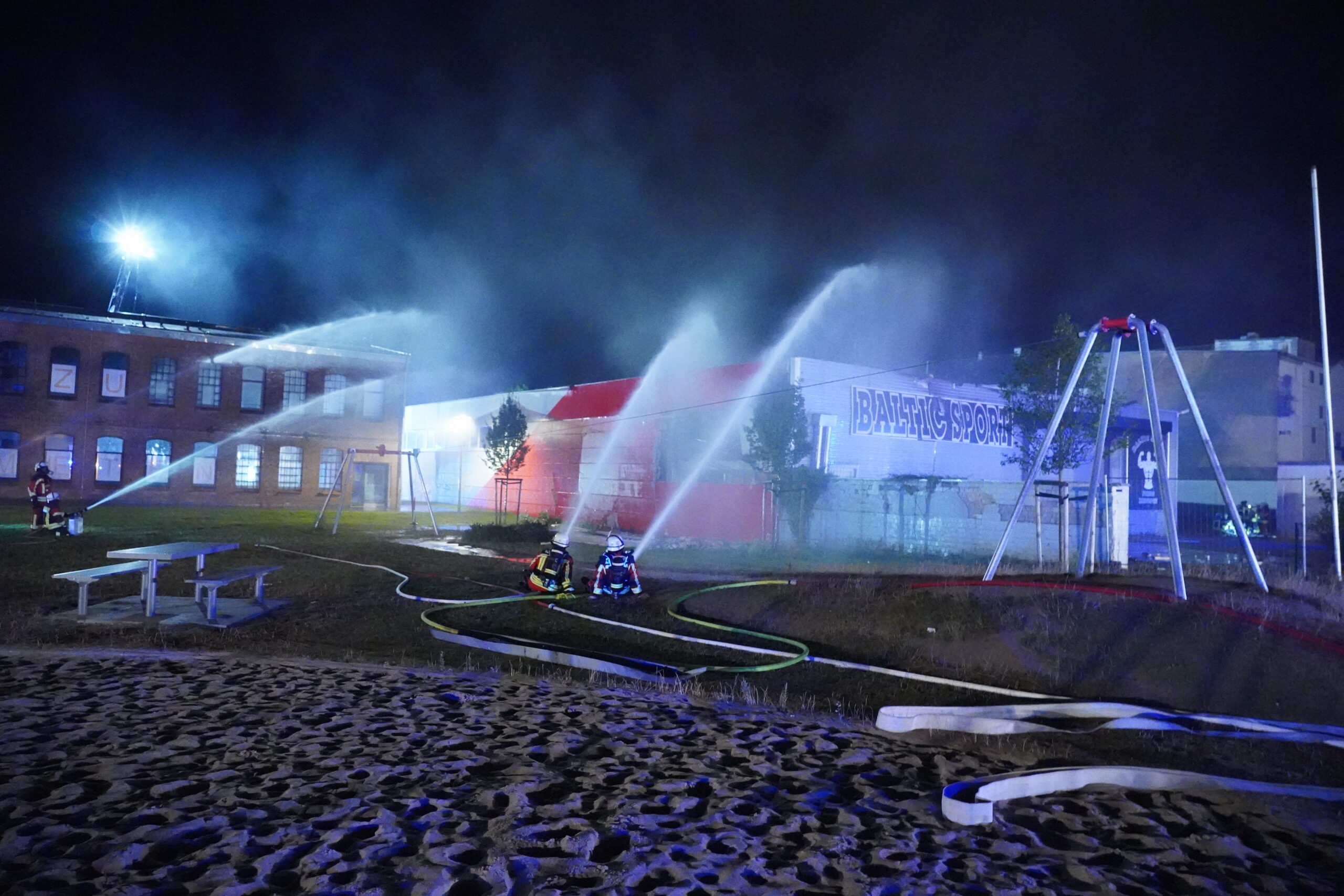 Rund 80 Einsatzkräfte waren bei dem Großbrand in Neumünster vor Ort.