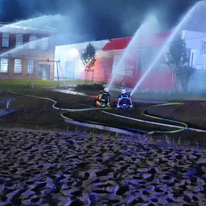 Rund 80 Einsatzkräfte waren bei dem Großbrand in Neumünster vor Ort.