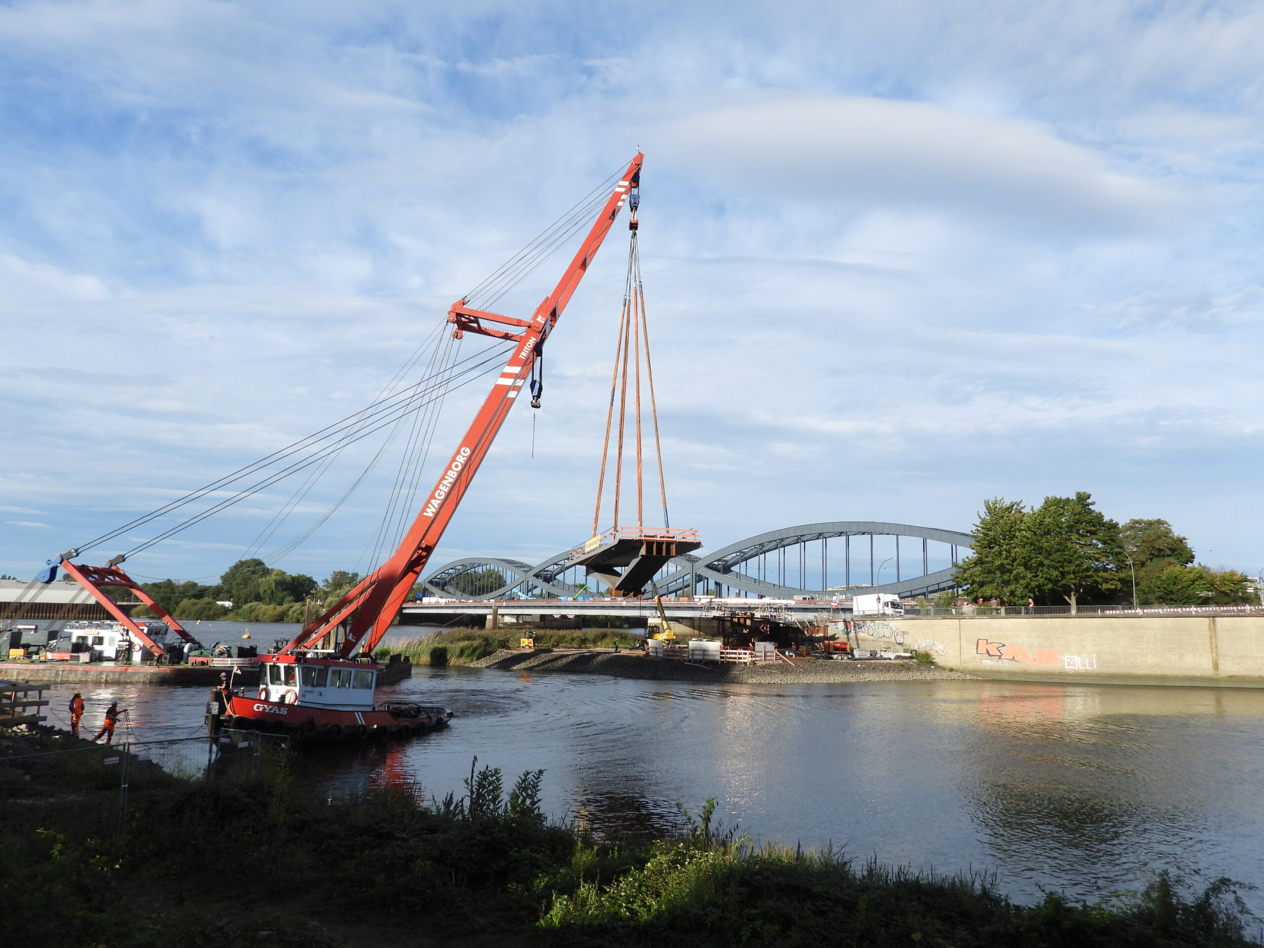 Am Montag wurde mit dem Einbau der neuen Brücke begonnen.