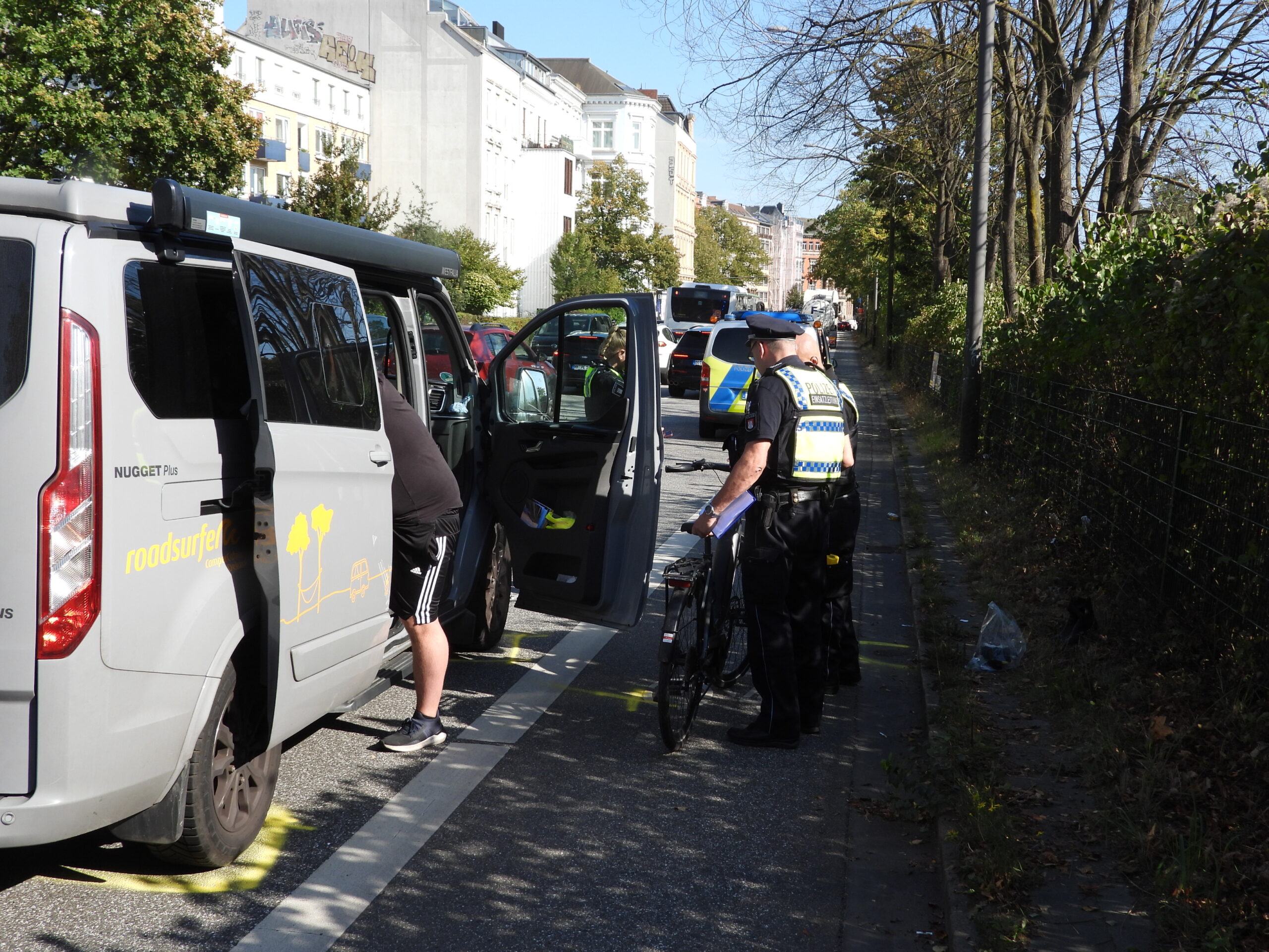 Radfahrerin kracht in Rotherbaum in geöffete autotür – Lebensgefahr