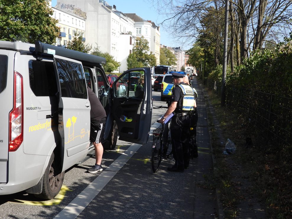 Radfahrerin kracht in Rotherbaum in geöffete autotür – Lebensgefahr