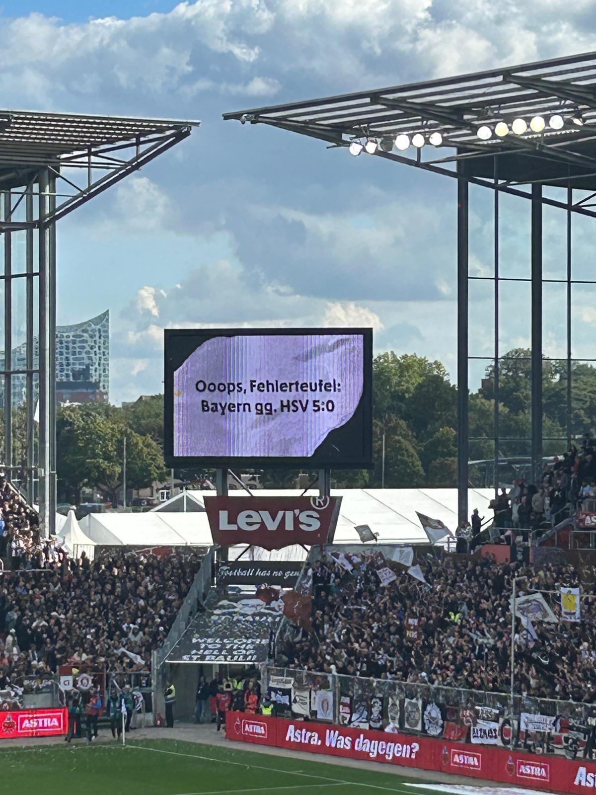 Am Millerntor wird das Ergebnis des HSV in München eingeblendet.