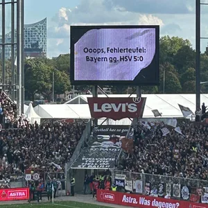Am Millerntor wird das Ergebnis des HSV in München eingeblendet.