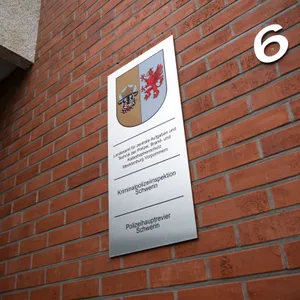 Ein Schild an einer Hauswand weist auf das Landesamt für zentrale Aufgaben und Technik der Polizei, Brand- und Katastrophenschutz Mecklenburg-Vorpommern hin.