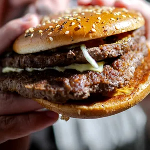 Ein Mann beißt in einen Burger.