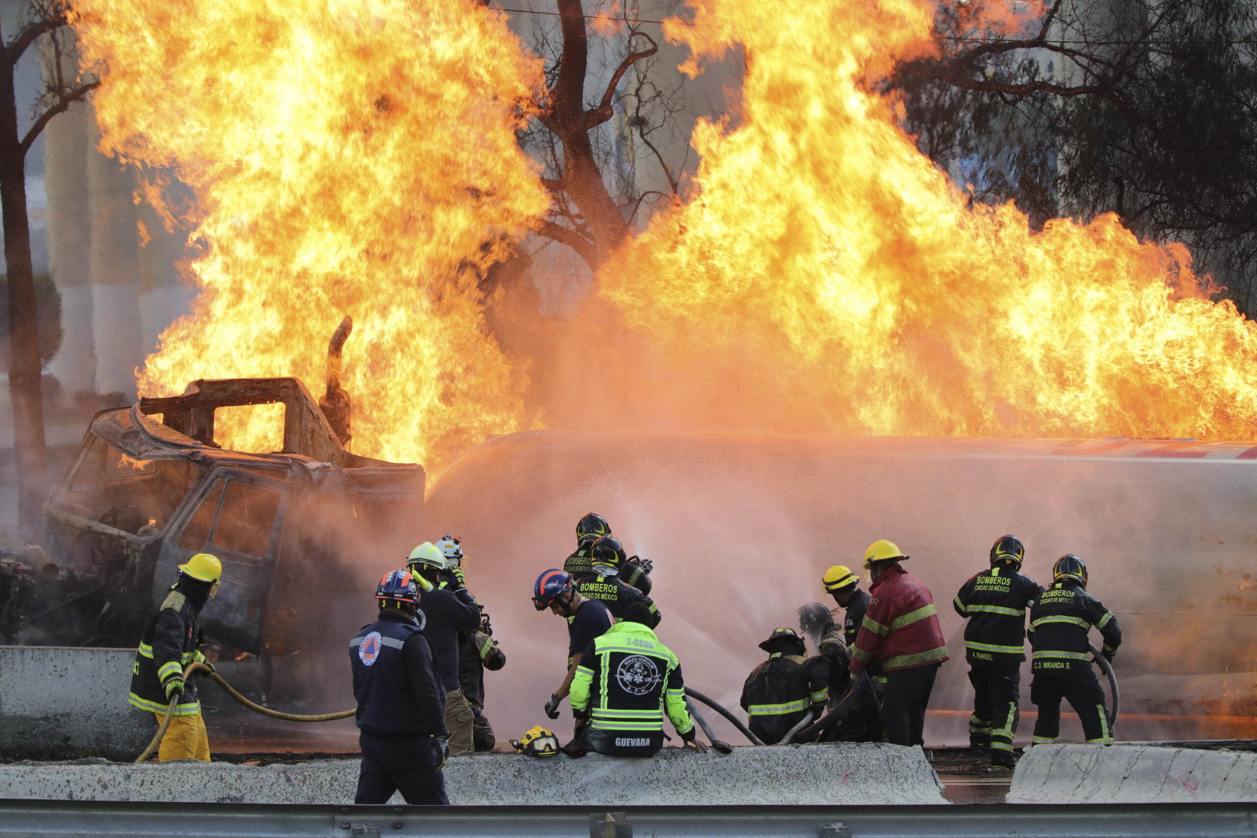 Feuerwehrleute löschen den explodierten Tankwagen in Mexiko-Stadt.