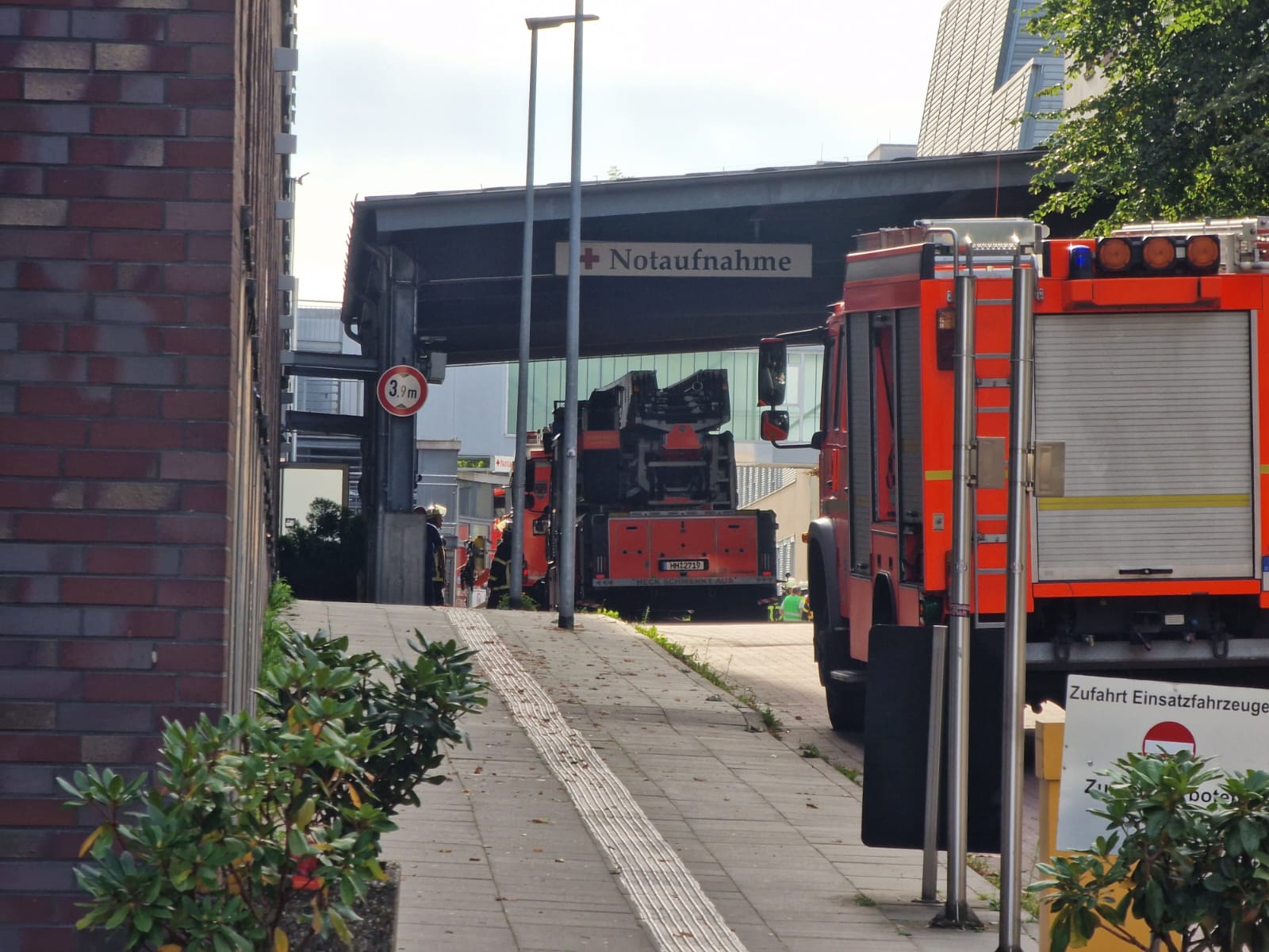 Einsatzkräfte der Feuerwehr am AK Harburg.