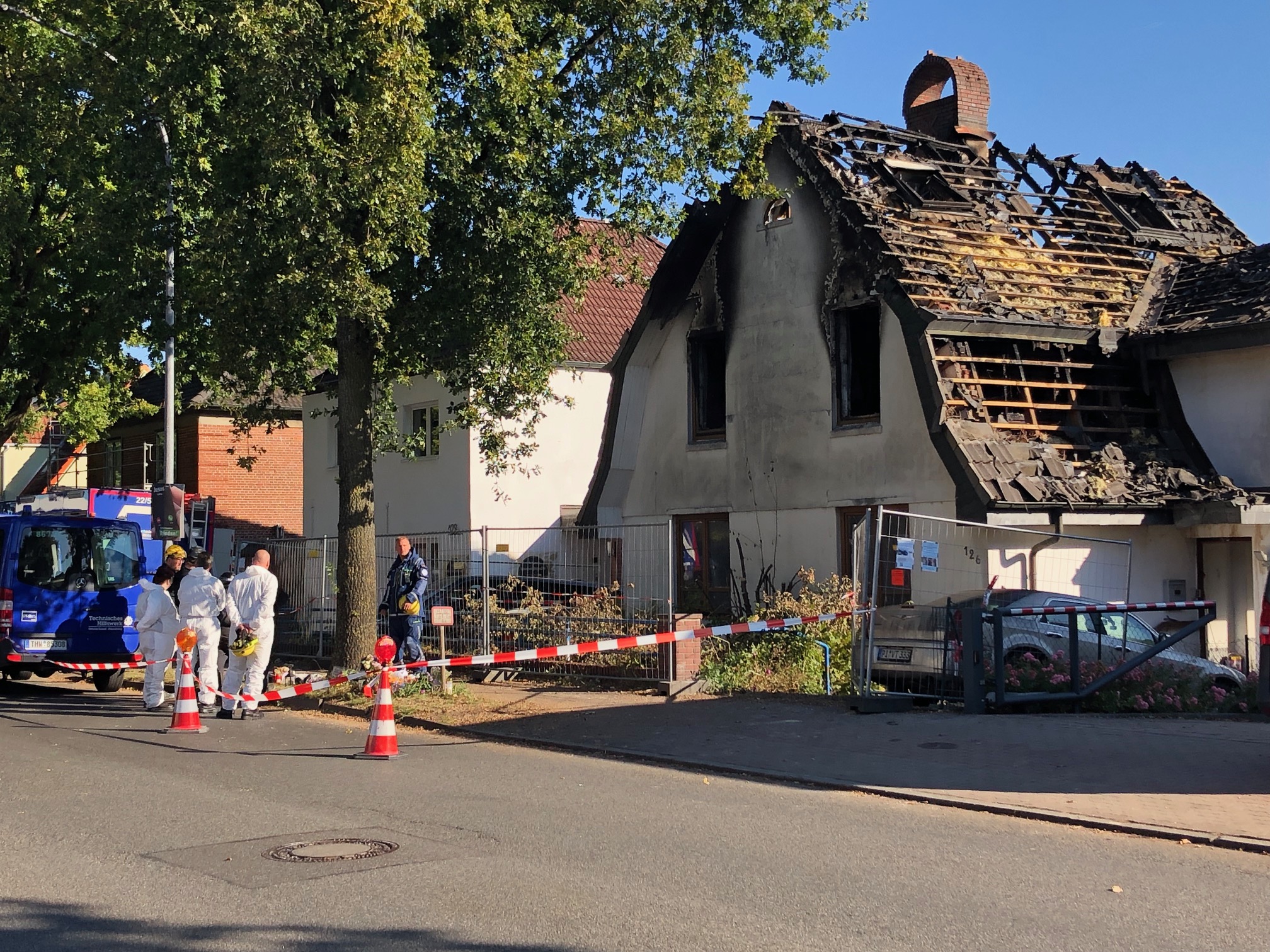 Brandermittler stehen vor dem Haus an der Elmshorner Straße.